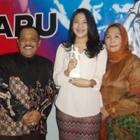Tari diapti kedua orang tuanya.